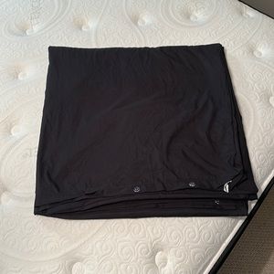 NWOT black queen duvet button closure